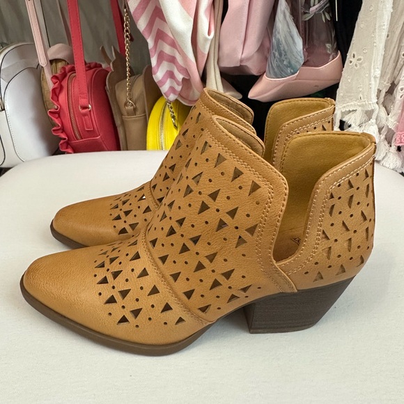 Frye & Co. Sienna "Camel" Cut Out Bootie Ankle Boot Size 6 - Picture 4 of 9